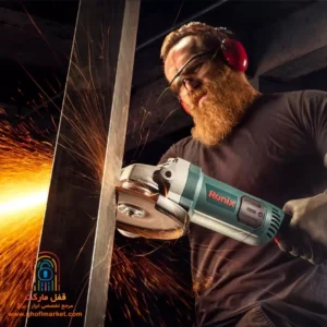 cutting-heavy-steel کاربر با فرز 3250 یک پروفیل فولادی ضخیم را میبرد