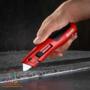 کاربر با کاتر RH-3011 یک موکت ضخیم را می‌برد
